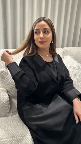 عباية تفته أسود بتدخيلات جاكار بشكل هندسي