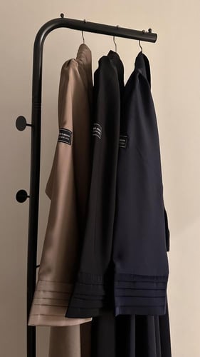 عباية حرير كلوش بياقة واكمام بثنيات