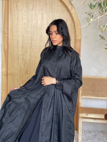 عباية بروكار مع كم دبل طبقة دانتيل مع طرحة أسود