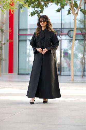 عباية تفتة أسود بشك فاخر بالأمام