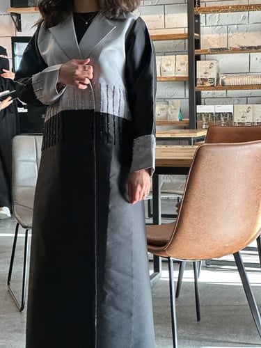 عباية تفتة أسود مع رمادي بشك طولي ( تتوفر بالطلب)