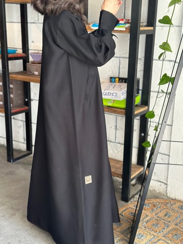 عباية كريب بياقه رفيعه وكم مزموم