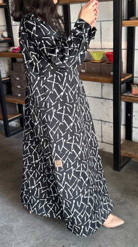 عباية بروكار اسود وخطوط بيضاء