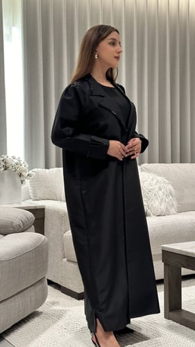 عباية تفته أسود بشك في الياقه والأكمام