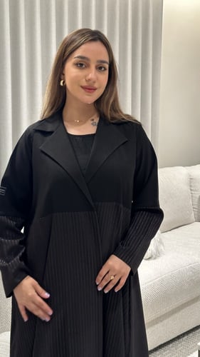 عباية كريب اسود ومقلم بني بقصة