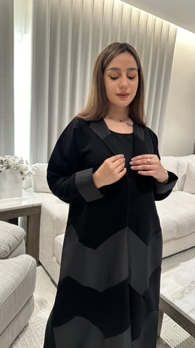عباية تفته أسود بتدخيلات جاكار بشكل هندسي