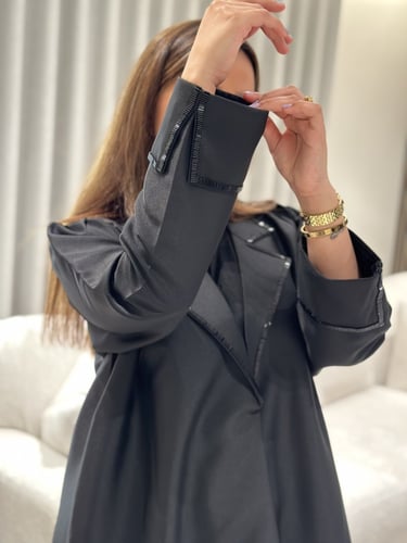 عباية تفته أسود بشك في الياقه والأكمام