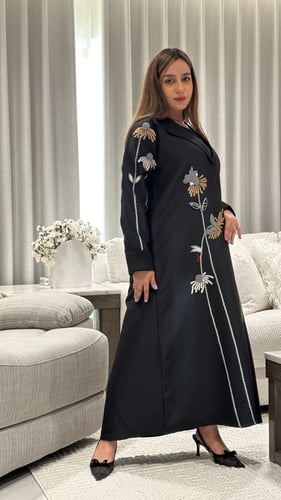عباية تفته أسود مع تطريز يدوي ملون