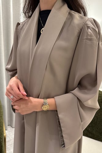 عباية حرير خفيف بتصميم واسع اللون بيج