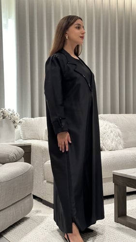 عباية تفته أسود بشك في الياقه والأكمام