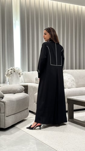 عباية بليزر بتحديد ابيض