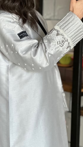 عباية تفته رمادي بتطريز وشك أبيض ( تتوفر بالطلب)