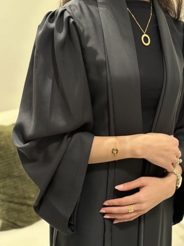 عباية حرير خفيف بتصميم واسع - متوفرة بعدة ألوان