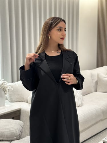 عباية تفته أسود بشك في الياقه والأكمام