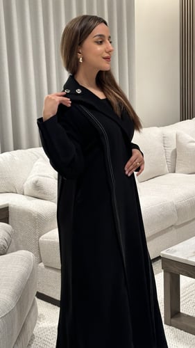 عباية كريب خفيف اسود بتحديد خيوط بيضاء وياقة بإزار