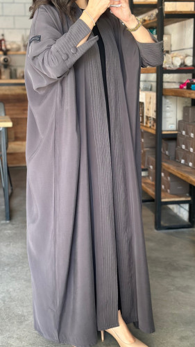 عباية واسعه بلون رمادي وطرحة نفس لون العباية