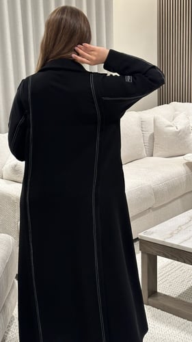 عباية كريب خفيف اسود بتحديد خيوط بيضاء وياقة بإزار