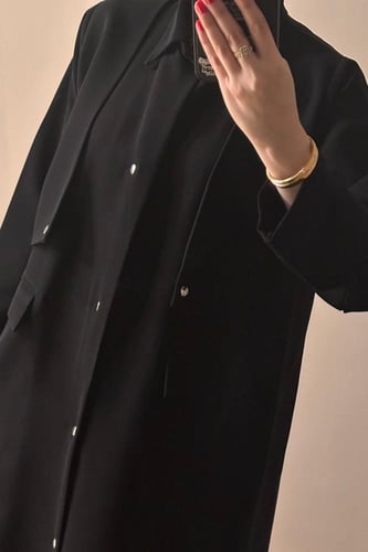 عباية قماش سيراميك بتصميم ترنش وبأزرار معدن