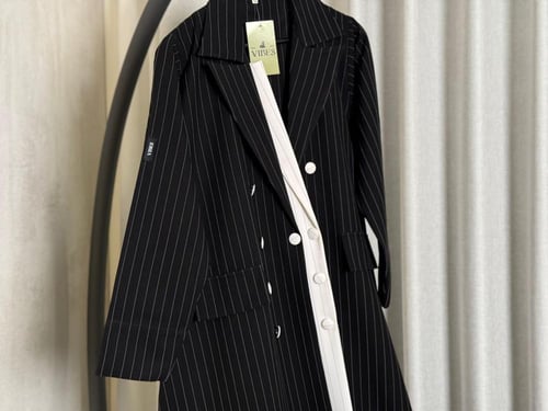 عباية بليزر عملي بقماش مقلم