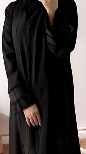 عباية كريب خفيف بكم وياقه طبقات