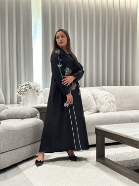 عباية تفته أسود مع تطريز يدوي ملون