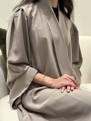 عباية حرير خفيف بتصميم واسع اللون بيج