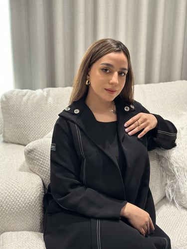 عباية كريب خفيف اسود بتحديد خيوط بيضاء وياقة بإزار