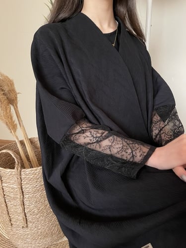 عباية اسود بشت خفيف بكم منقوش-بالإمكان تبطين الكم