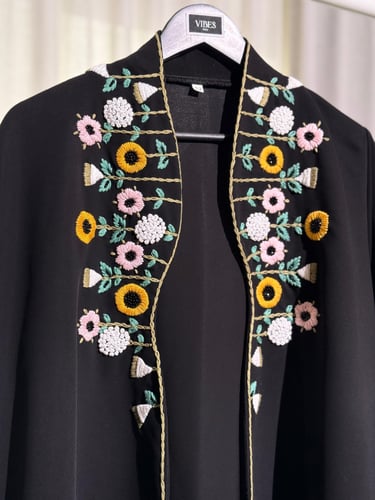 عباية من القماش الأسود مع تطريز فاخر