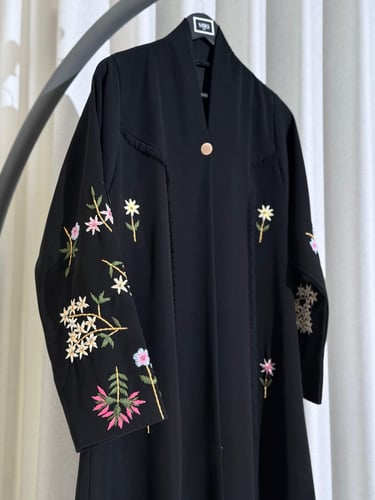عباية أسود مع تطريز ملون