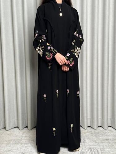 عباية أسود مع تطريز ملون
