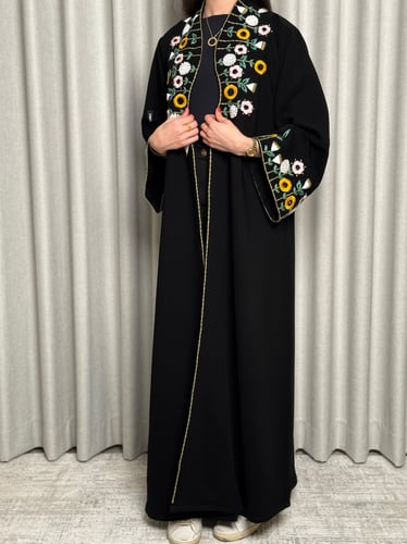عباية من القماش الأسود مع تطريز فاخر