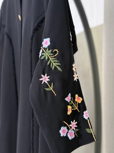 عباية أسود مع تطريز ملون
