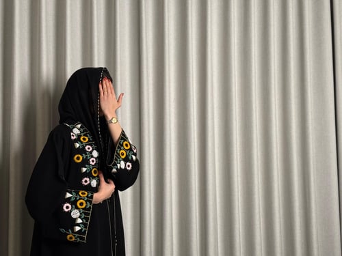 عباية من القماش الأسود مع تطريز فاخر