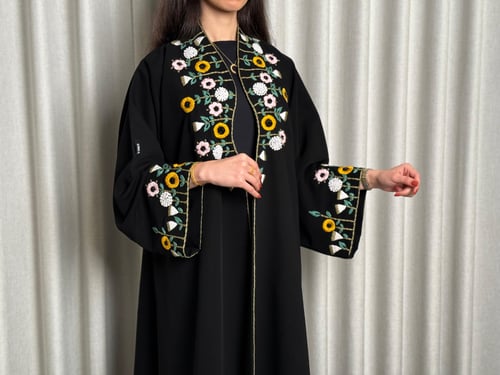 عباية من القماش الأسود مع تطريز فاخر