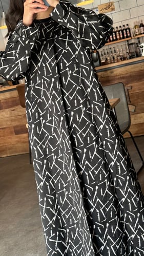 عباية بروكار اسود وخطوط بيضاء