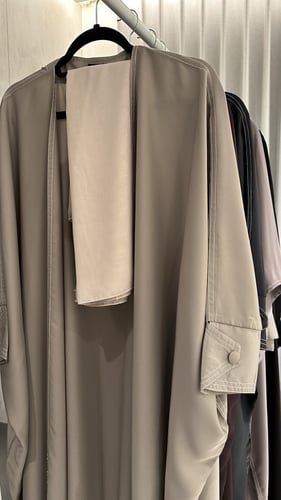 عباية بشت حرير خفيف بلون بيج