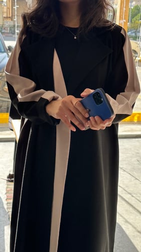 عباية كريب بياقه اماميه مزدوجة مع تدخيلات بيج في ا...