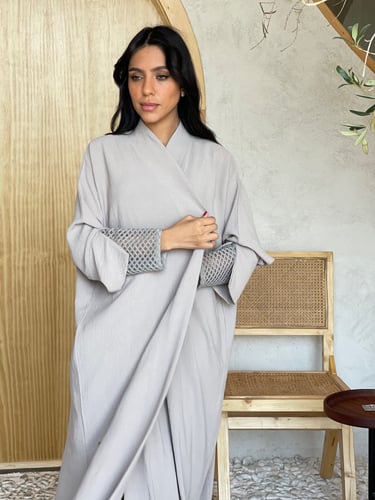 عباية كريب خفيف بكم طبقتين مع تول مع طرحة رمادي