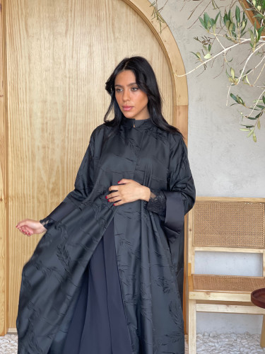 عباية بروكار مع كم دبل طبقة دانتيل مع طرحة أسود