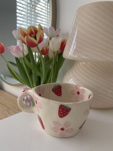 كوب سيراميك برسمة فراولة .