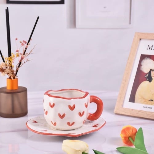 كوب سيراميك بطبعة قلوب حمراء .
