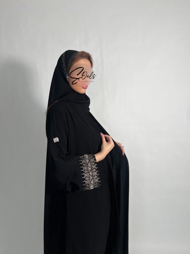 عبايه بطرف كلفه