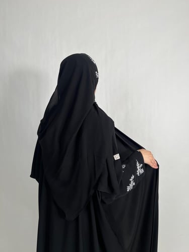 عبايه بتطريز أبيض