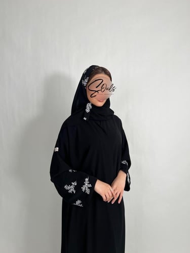 عبايه بتطريز أبيض