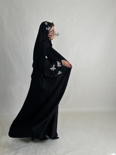 عبايه بتطريز أبيض