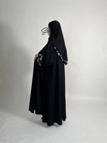 عبايه بطرف أبيض وأسود