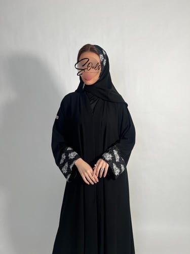 عبايه بطرف أبيض وأسود