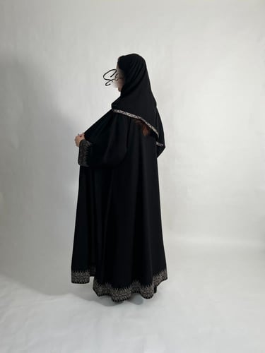 عبايه بطرف كلفه