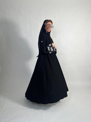 عبايه بطرف أبيض وأسود